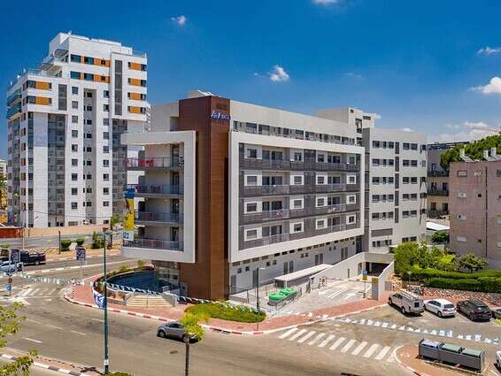 כיתוב: מעונות אאורה בקריית אונו // צילום: ברק ברינקר